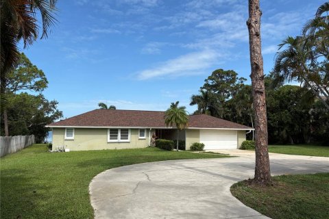 House in Merrit Island, Florida 5 bedrooms, 260.31 sq.m. № 1849953 - photo 1