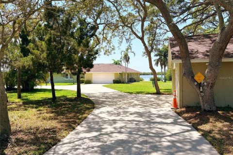 House in Merrit Island, Florida 5 bedrooms, 260.31 sq.m. № 1849953 - photo 4