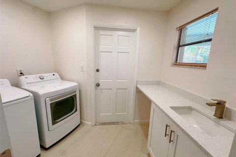 House in Merrit Island, Florida 5 bedrooms, 260.31 sq.m. № 1849953 - photo 9