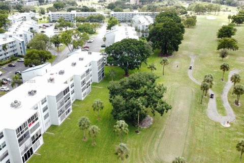 Купить кондоминиум в Маргит, Флорида 2 спальни, 92.9м2, № 1946695 - фото 1