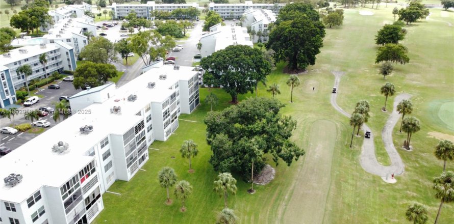 Кондоминиум с 2 спальнями в Маргит, Флорида № 1946695