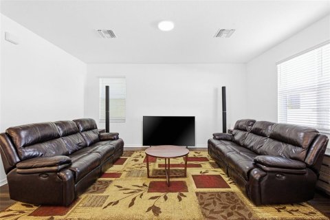 House in Zephyrhills, Florida 4 bedrooms, 199.09 sq.m. № 2155550 - photo 8