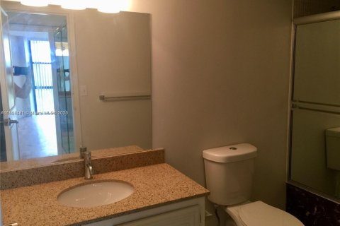 Condo in Hallandale Beach, Florida, 1 bedroom № 1871511 - photo 9