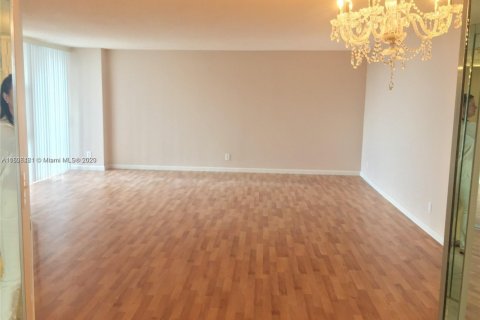Condo in Hallandale Beach, Florida, 1 bedroom № 1871511 - photo 2