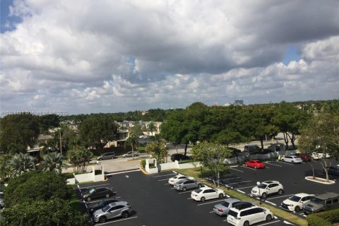 Condo in Hallandale Beach, Florida, 1 bedroom № 1871511 - photo 15