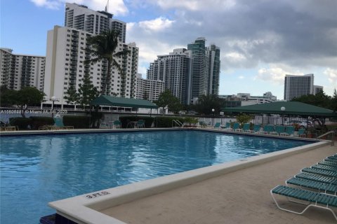 Condo in Hallandale Beach, Florida, 1 bedroom № 1871511 - photo 11