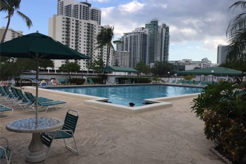 Condo in Hallandale Beach, Florida, 1 bedroom № 1871511 - photo 4