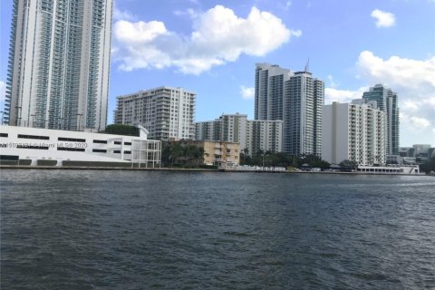 Condo in Hallandale Beach, Florida, 1 bedroom № 1871511 - photo 13