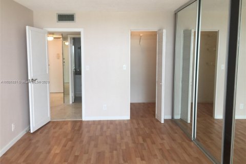 Condo in Hallandale Beach, Florida, 1 bedroom № 1871511 - photo 6