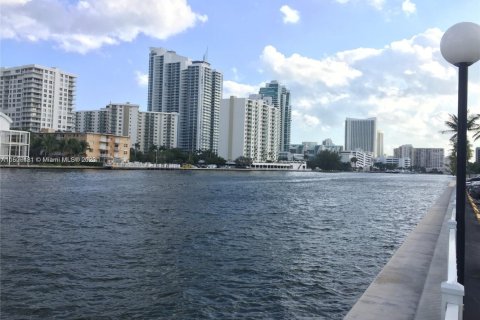 Condo in Hallandale Beach, Florida, 1 bedroom № 1871511 - photo 1