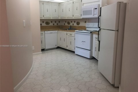 Condo in Hallandale Beach, Florida, 1 bedroom № 1871511 - photo 7