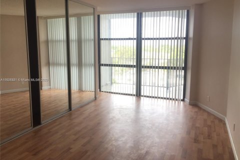 Condo in Hallandale Beach, Florida, 1 bedroom № 1871511 - photo 5