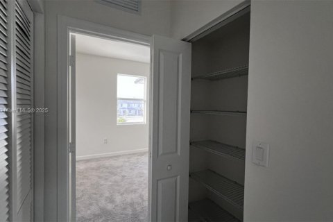 Townhouse in Homestead, Florida 3 bedrooms № 1947137 - photo 21