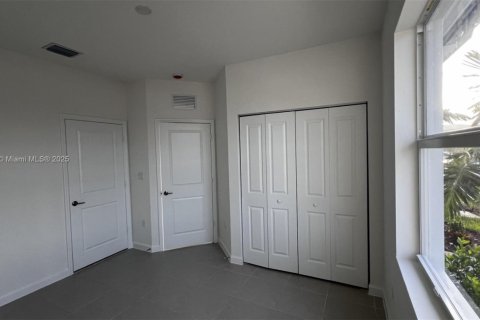 Townhouse in Homestead, Florida 3 bedrooms № 1947137 - photo 11