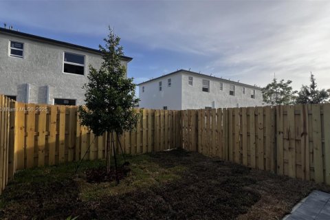 Townhouse in Homestead, Florida 3 bedrooms № 1947137 - photo 24