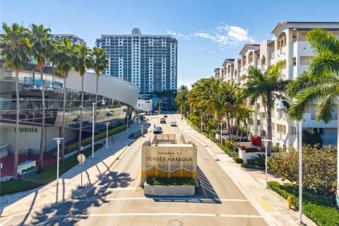 Commercial property in Miami Beach, Florida № 2057658