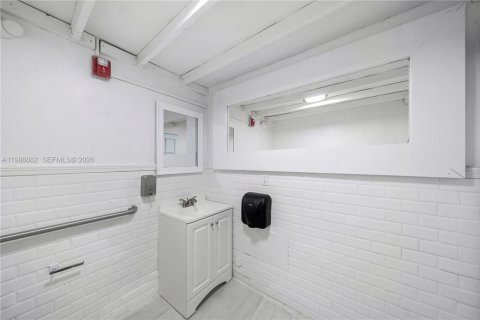 Commercial property in Miami Beach, Florida № 2057658 - photo 8