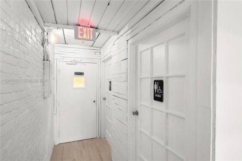 Commercial property in Miami Beach, Florida № 2057658 - photo 9