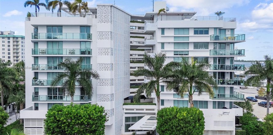 Кондоминиум с 2 спальнями в Бей-Харбор-Айлендс, Флорида № 1957154