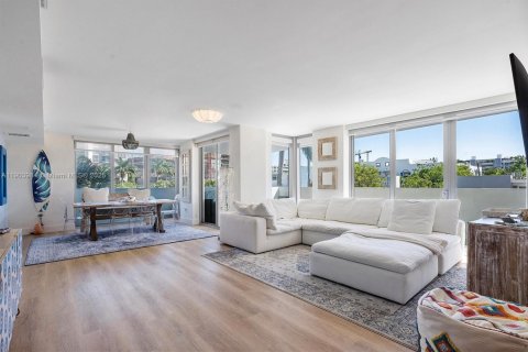 Купить кондоминиум в Бей-Харбор-Айлендс, Флорида 2 спальни, 127.09м2, № 1957154 - фото 2