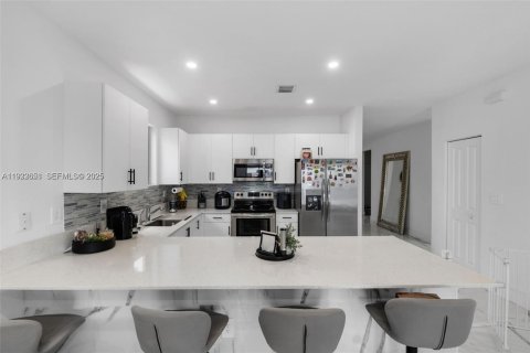 Снять в аренду виллу или дом в Хомстед, Флорида 4 спальни, 176.05м2, № 1991455 - фото 6