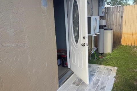 Immobilier commercial à louer à Fort Lauderdale, Floride: 1 chambre, 155.33 m2 № 1945399 - photo 1