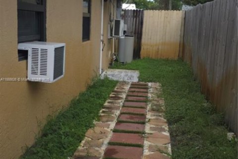 Immobilier commercial à louer à Fort Lauderdale, Floride: 1 chambre, 155.33 m2 № 1945399 - photo 2
