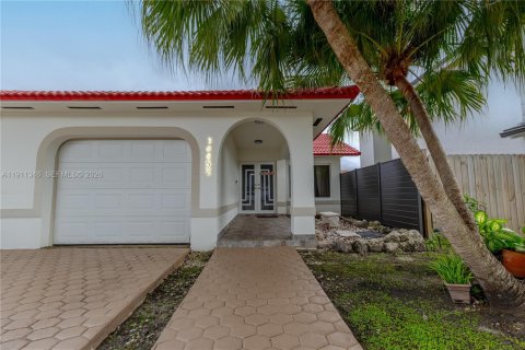 Casa en venta en Miami, Florida, 4 dormitorios, 164.9 m2 № 2053784 - foto 2