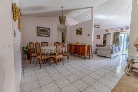 Casa en venta en Miami, Florida, 4 dormitorios, 164.9 m2 № 2053784 - foto 4