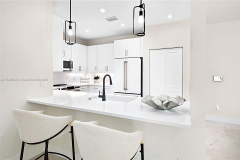 Townhouse in Fort Myers, Florida 3 bedrooms, 205.22 sq.m. № 1495883 - photo 12