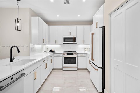 Townhouse in Fort Myers, Florida 3 bedrooms, 205.22 sq.m. № 1495883 - photo 10