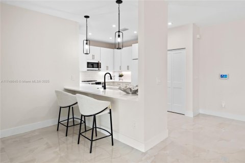 Townhouse in Fort Myers, Florida 3 bedrooms, 205.22 sq.m. № 1495883 - photo 11