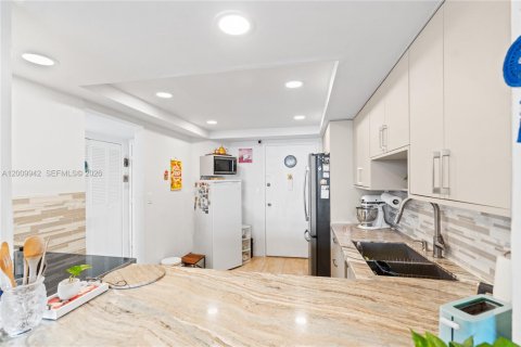Condo in Miami, Florida, 1 bedroom № 2075235 - photo 8