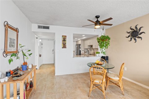 Condo in Miami, Florida, 1 bedroom № 2075235 - photo 14