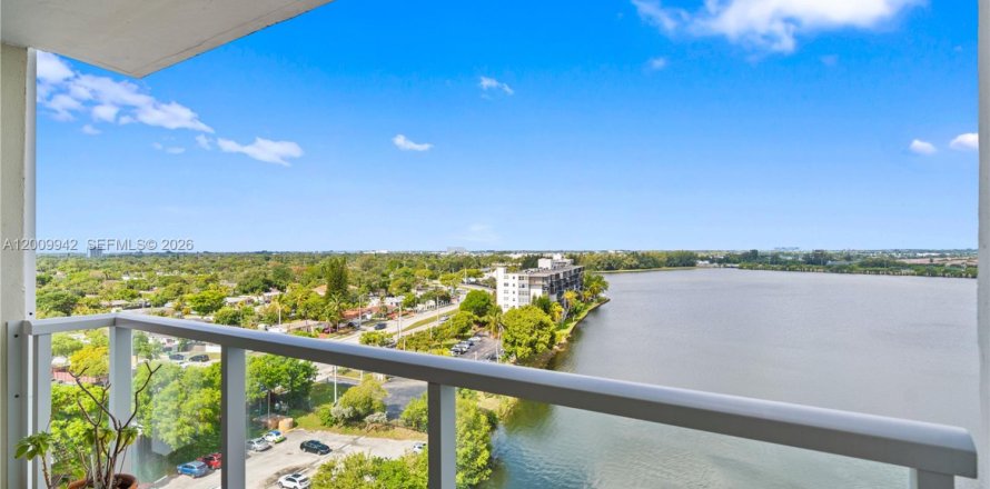 Condo in Miami, Florida, 1 bedroom № 2075235