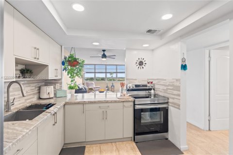 Condo in Miami, Florida, 1 bedroom № 2075235 - photo 4
