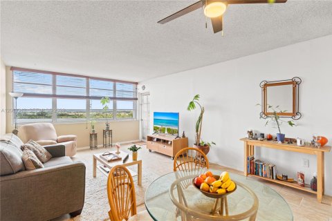Condo in Miami, Florida, 1 bedroom № 2075235 - photo 9