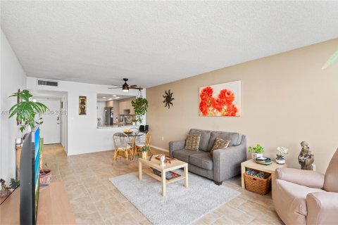 Condo in Miami, Florida, 1 bedroom № 2075235 - photo 12