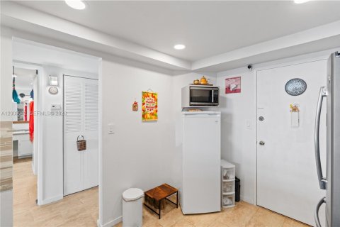 Condo in Miami, Florida, 1 bedroom № 2075235 - photo 7