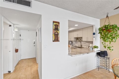 Condo in Miami, Florida, 1 bedroom № 2075235 - photo 11