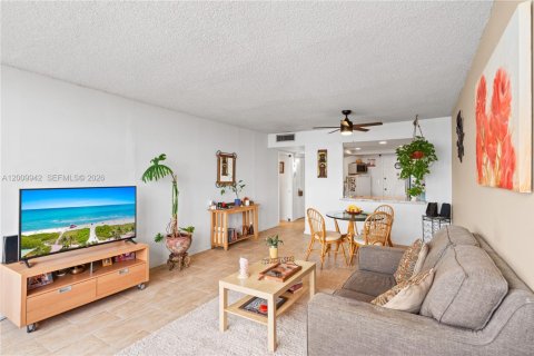 Condo in Miami, Florida, 1 bedroom № 2075235 - photo 13