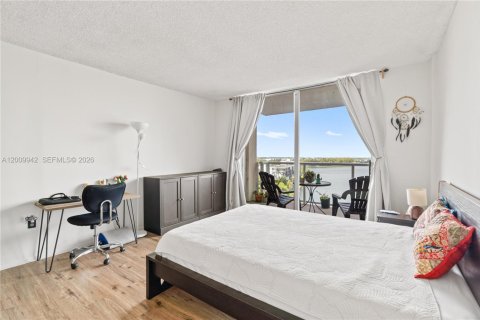 Condo in Miami, Florida, 1 bedroom № 2075235 - photo 16