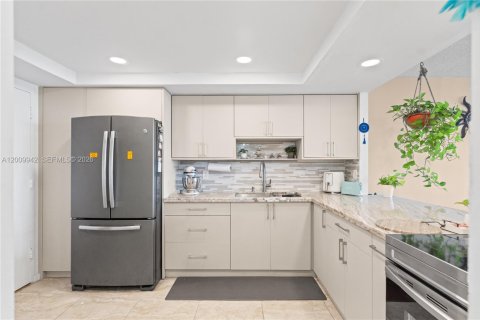 Condo in Miami, Florida, 1 bedroom № 2075235 - photo 6