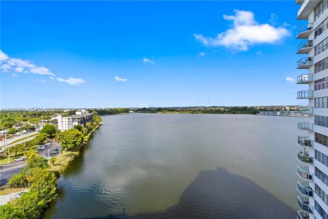 Condo in Miami, Florida, 1 bedroom № 2075235 - photo 21
