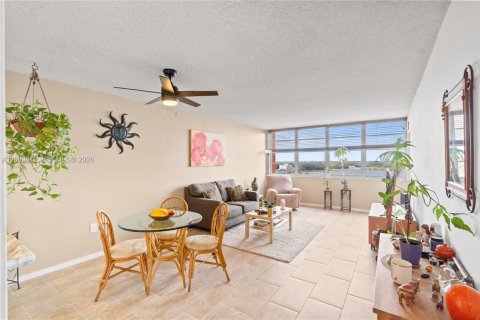 Condo in Miami, Florida, 1 bedroom № 2075235 - photo 2