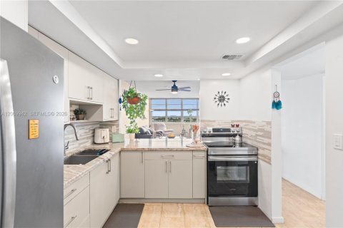 Condo in Miami, Florida, 1 bedroom № 2075235 - photo 3