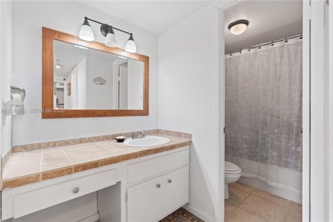 Condo in Miami, Florida, 1 bedroom № 2075235 - photo 25
