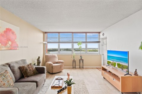 Condo in Miami, Florida, 1 bedroom № 2075235 - photo 10