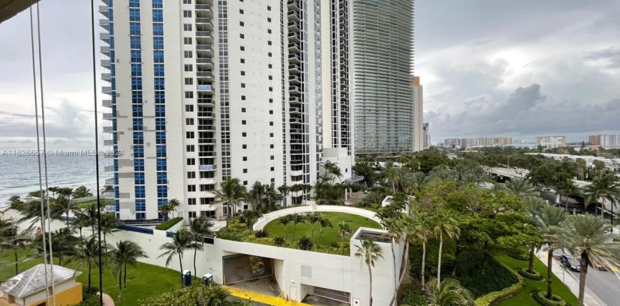 Студия в кондо в Санни-Айлс-Бич, Флорида № 1957447