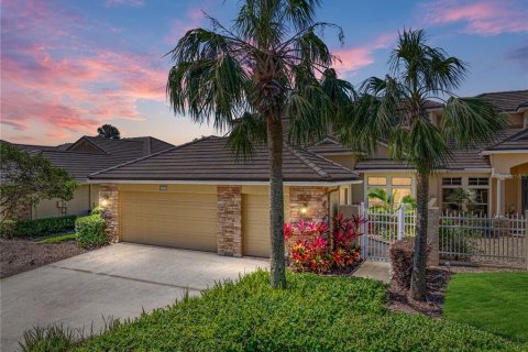 House in Dade City, Florida 3 bedrooms, 255.48 sq.m. № 1735398 - photo 1